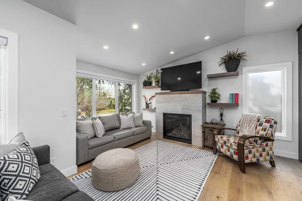 2328 58 Avenue SW Calgary AB T3E 1N5