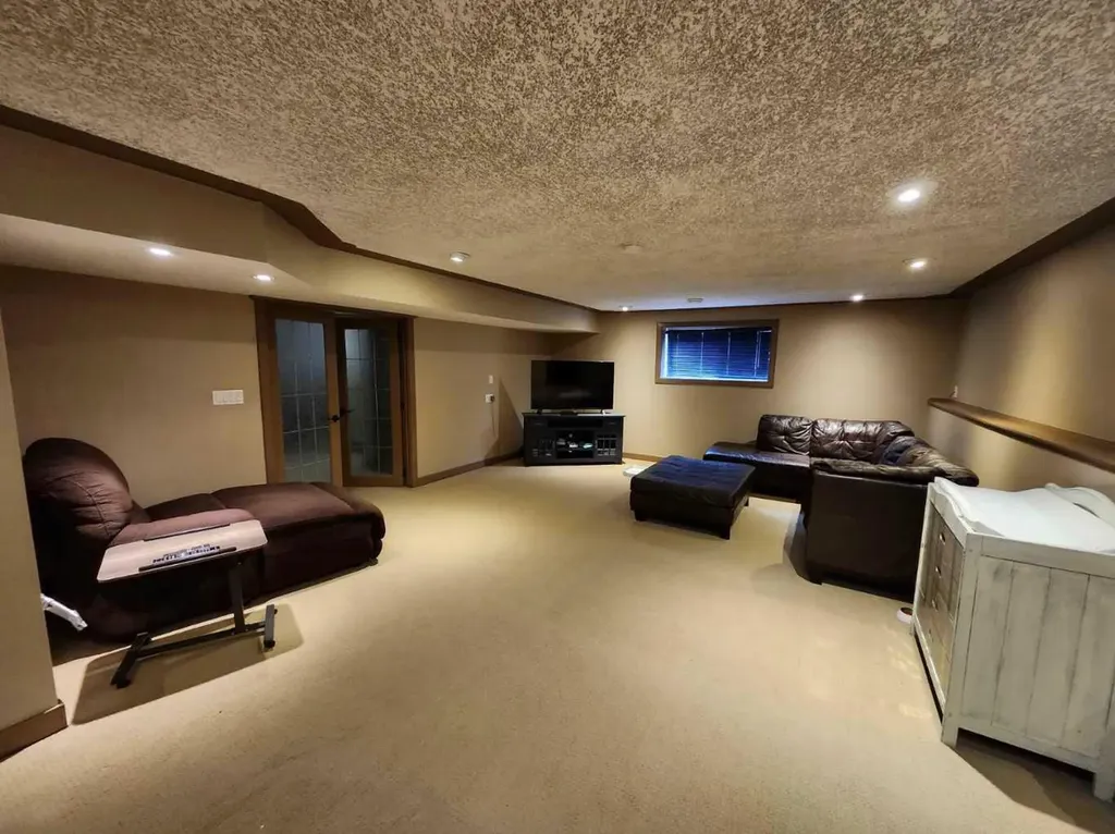 31 Oaklands Crescent Red Deer AB T4P 0C4