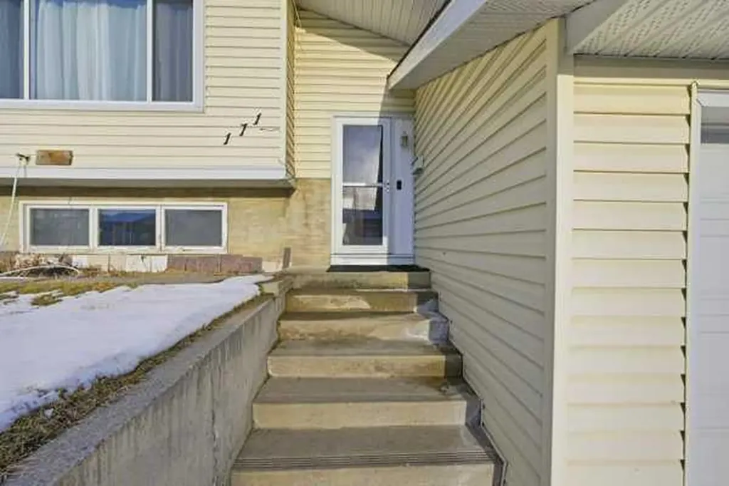 171 Rundlefield Crescent NE Calgary AB T1Y2V8