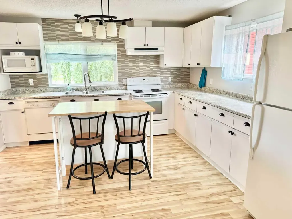 107 Central Avenue S.w Falher AB T0H 1M0