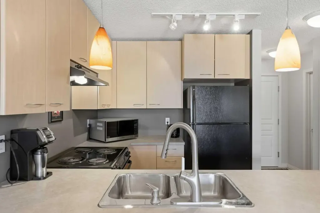 22 Richard Place SW Calgary AB T3E 7N6
