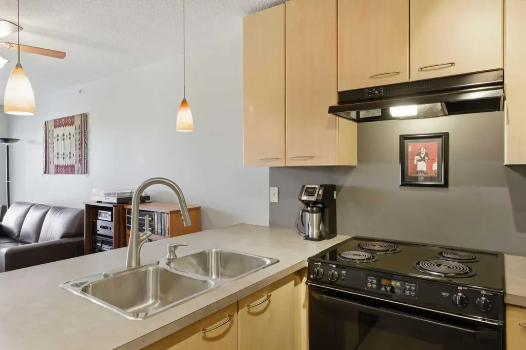 22 Richard Place SW Calgary AB T3E 7N6
