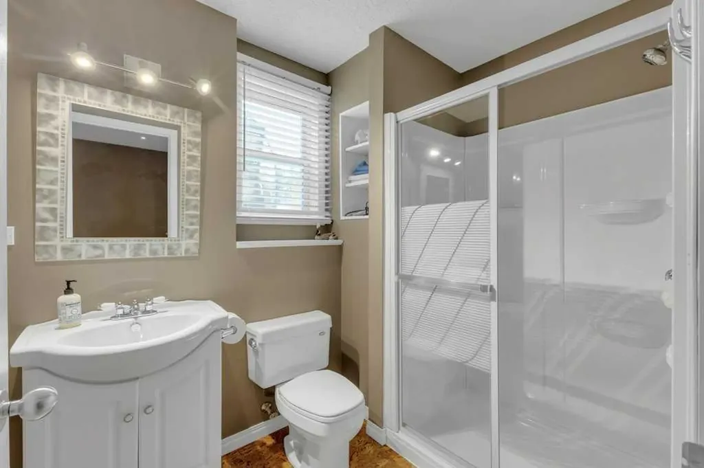 190 Asmundsen Avenue Red Deer AB T4R 2X5