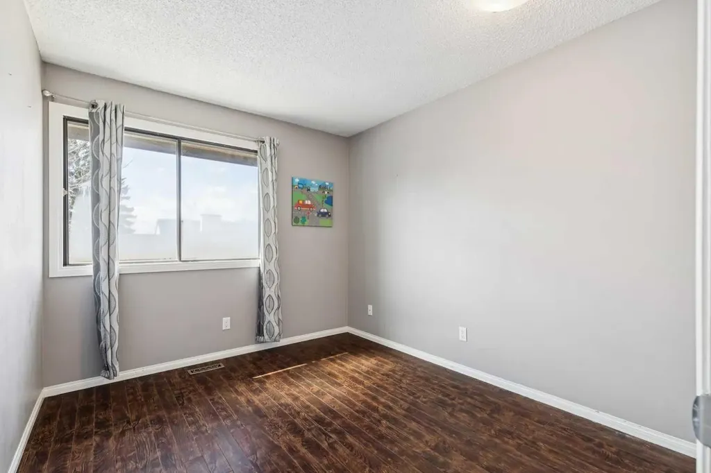 28 Templegreen Bay NE Calgary AB T1Y 4Z3