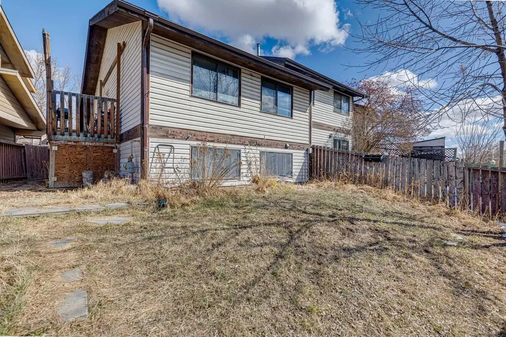 28 Templegreen Bay NE Calgary AB T1Y 4Z3