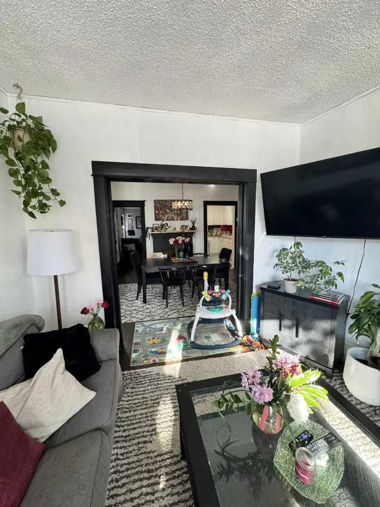 722 2 Avenue NW Calgary AB T2N 0E3