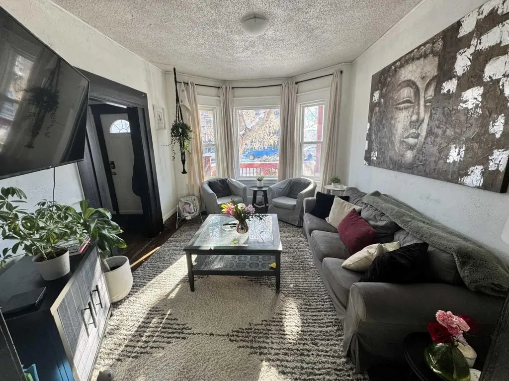 722 2 Avenue NW Calgary AB T2N 0E3