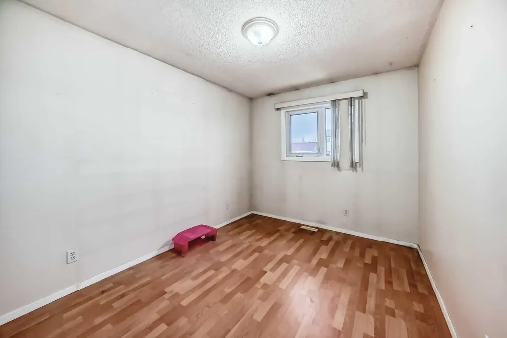243 Erin Meadow Close Calgary AB T2B 3E6