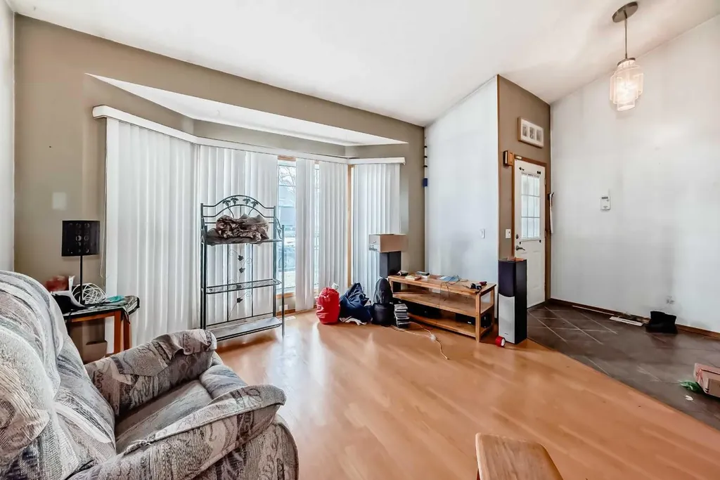 243 Erin Meadow Close Calgary AB T2B 3E6