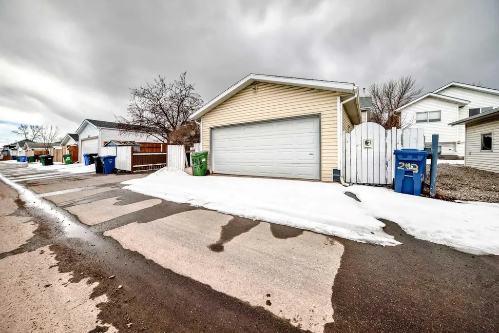 243 Erin Meadow Close Calgary AB T2B 3E6