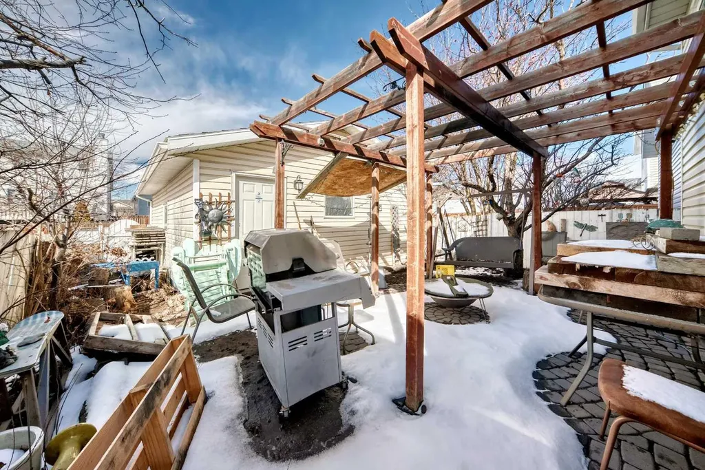 243 Erin Meadow Close Calgary AB T2B 3E6