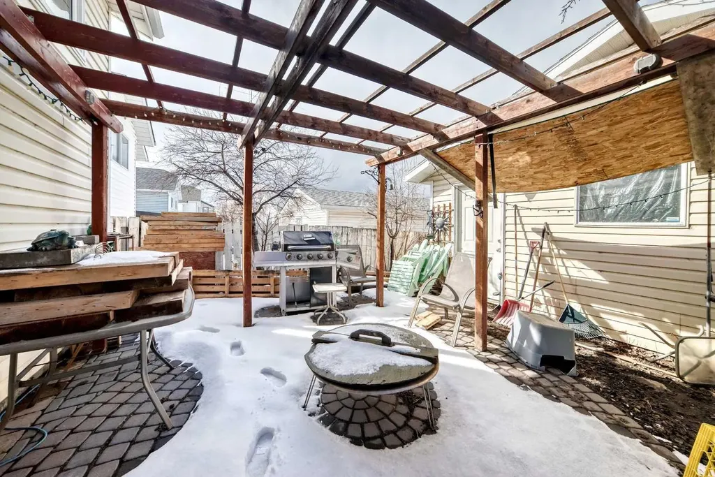 243 Erin Meadow Close Calgary AB T2B 3E6