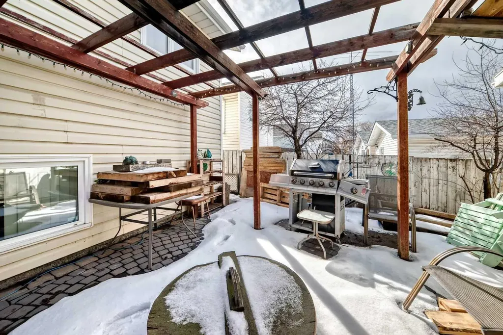 243 Erin Meadow Close Calgary AB T2B 3E6