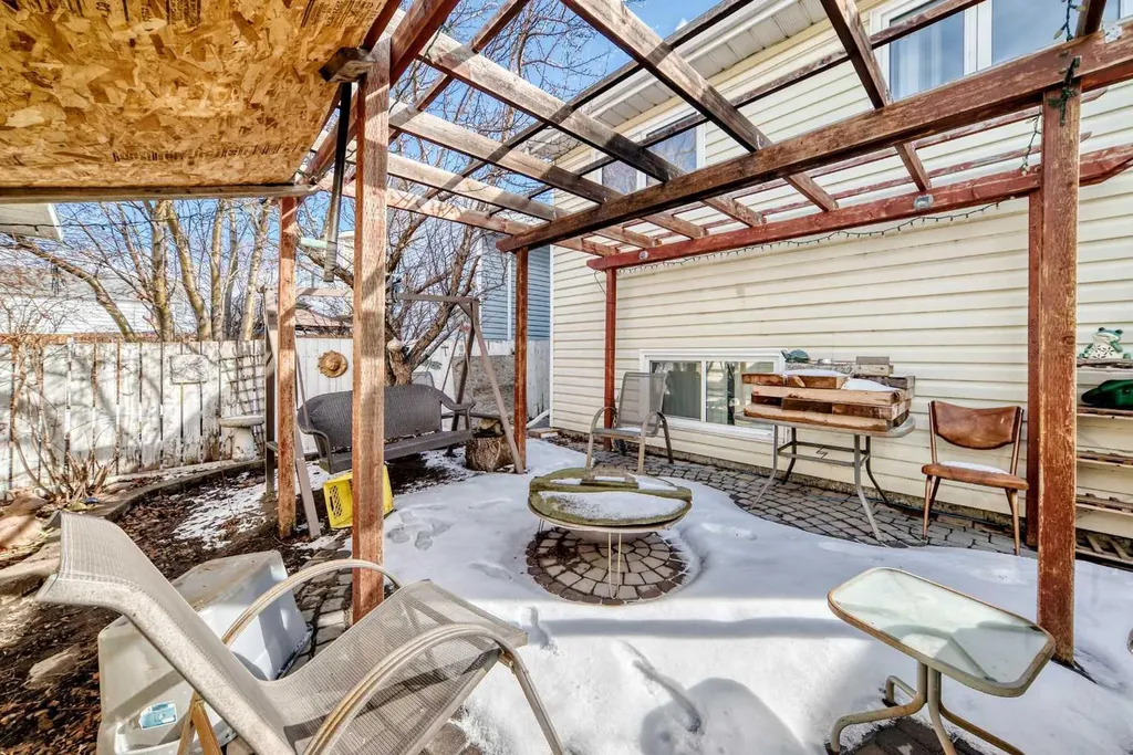 243 Erin Meadow Close Calgary AB T2B 3E6