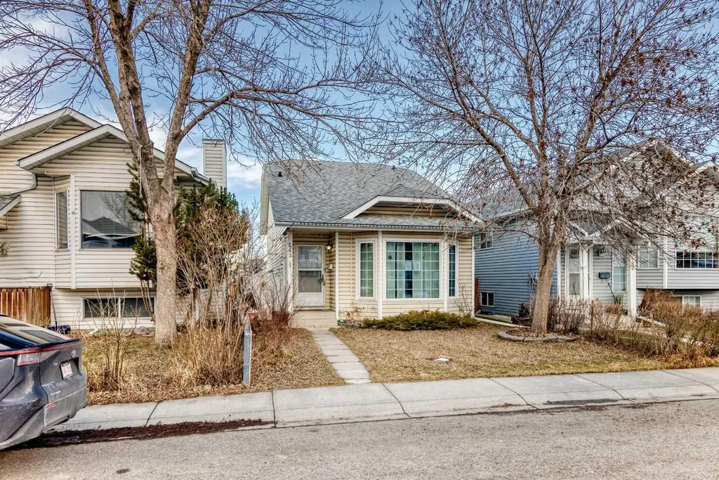243 Erin Meadow Close Calgary AB T2B 3E6