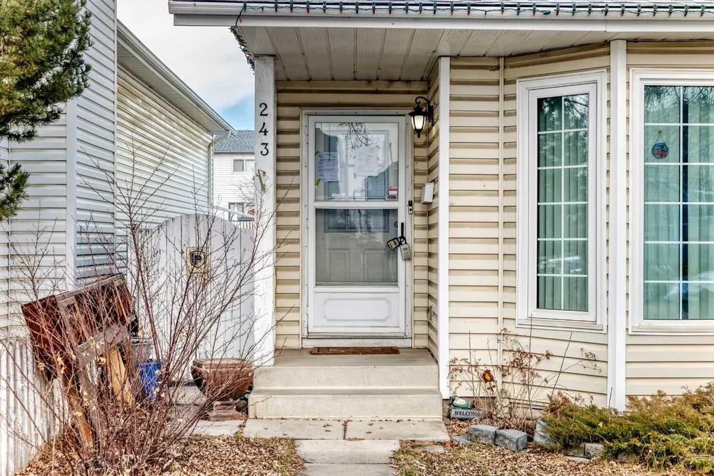 243 Erin Meadow Close Calgary AB T2B 3E6