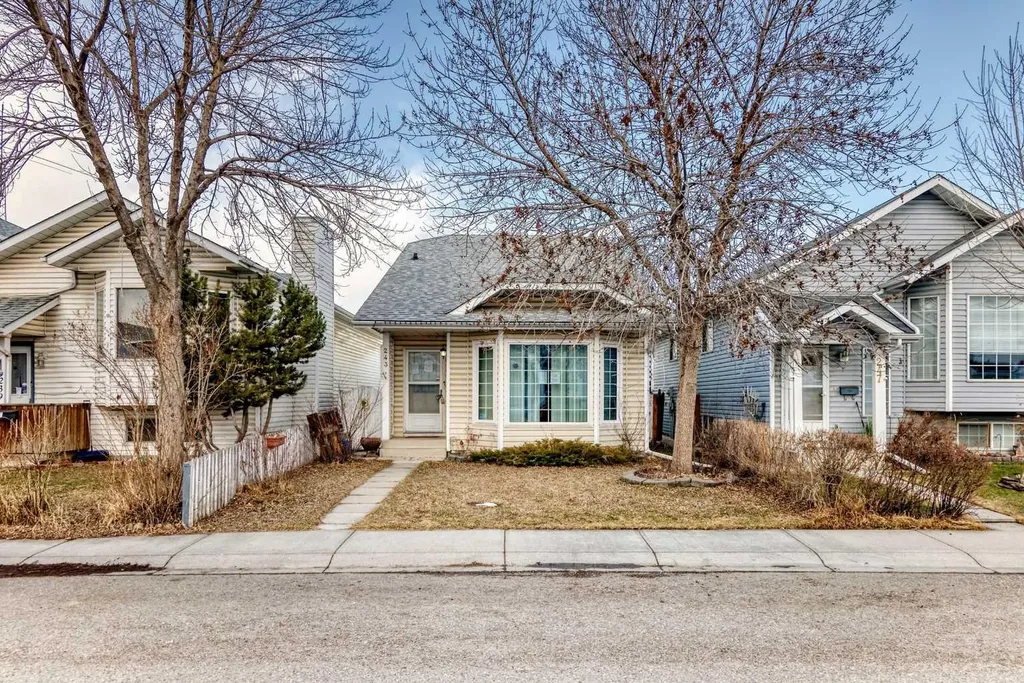 243 Erin Meadow Close Calgary AB T2B 3E6
