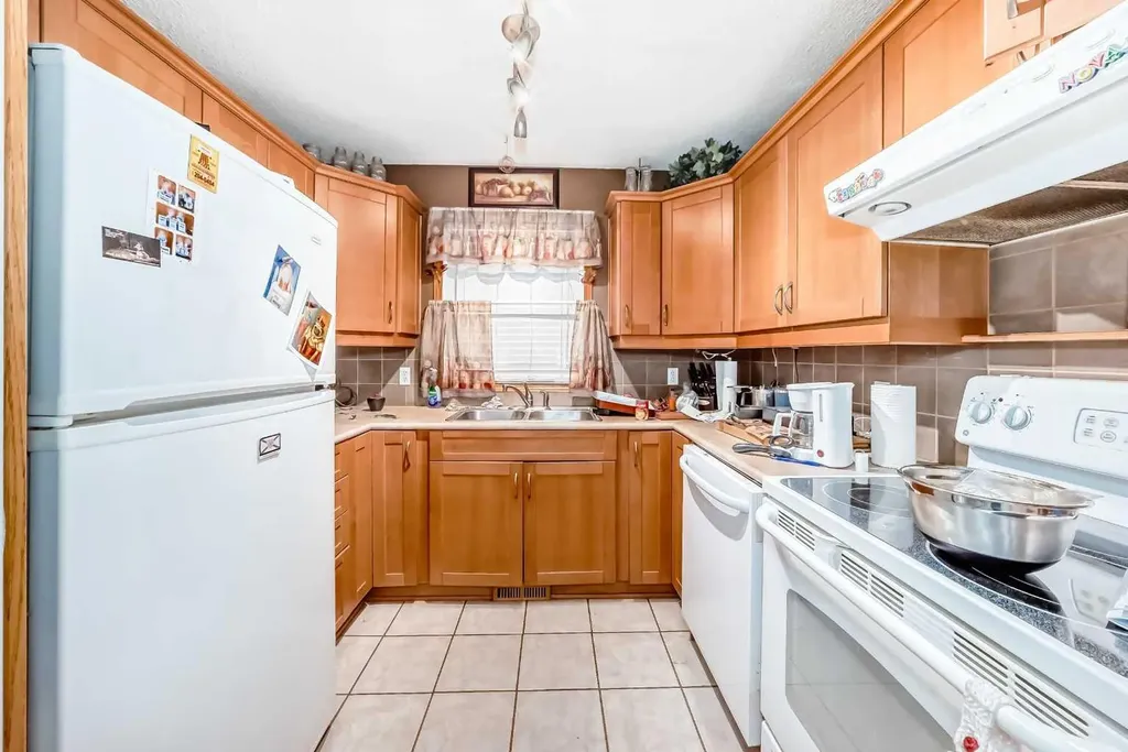 243 Erin Meadow Close Calgary AB T2B 3E6