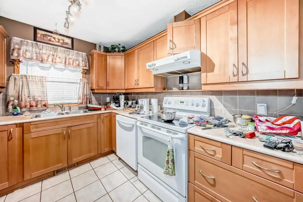 243 Erin Meadow Close Calgary AB T2B 3E6