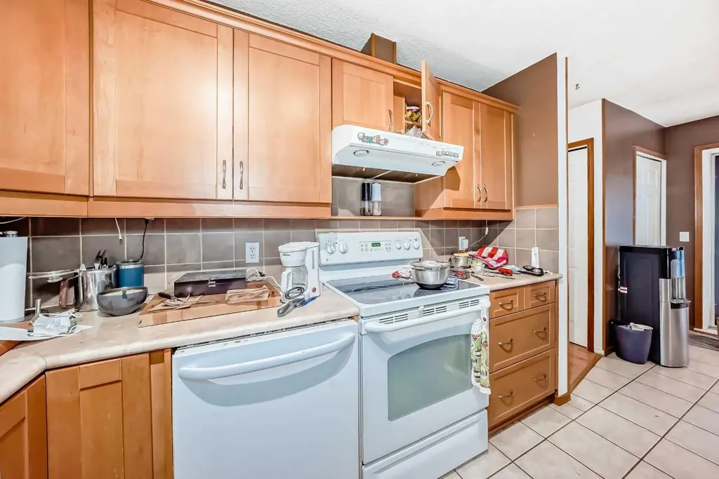 243 Erin Meadow Close Calgary AB T2B 3E6