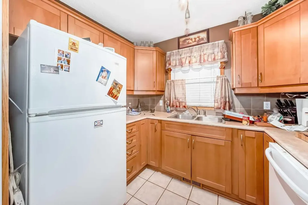 243 Erin Meadow Close Calgary AB T2B 3E6