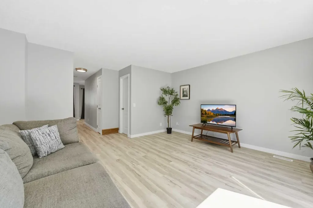 6 Mckernan Place SE Calgary AB T2Z 1T1