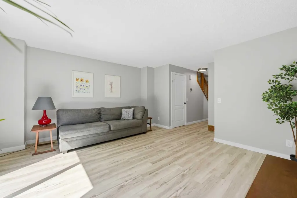 6 Mckernan Place SE Calgary AB T2Z 1T1