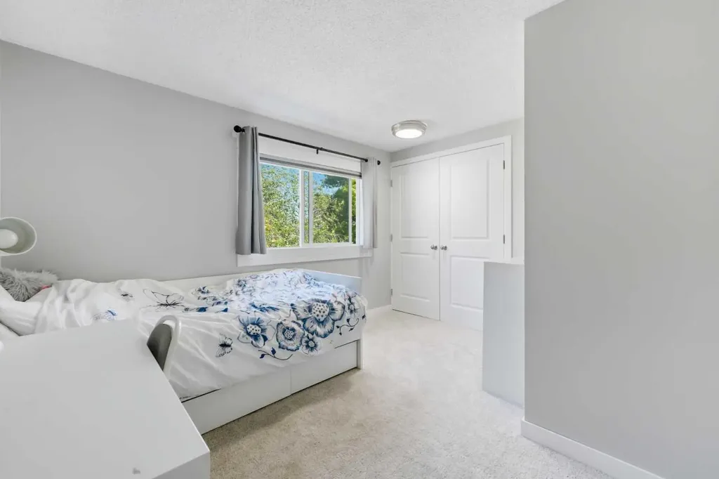 6 Mckernan Place SE Calgary AB T2Z 1T1