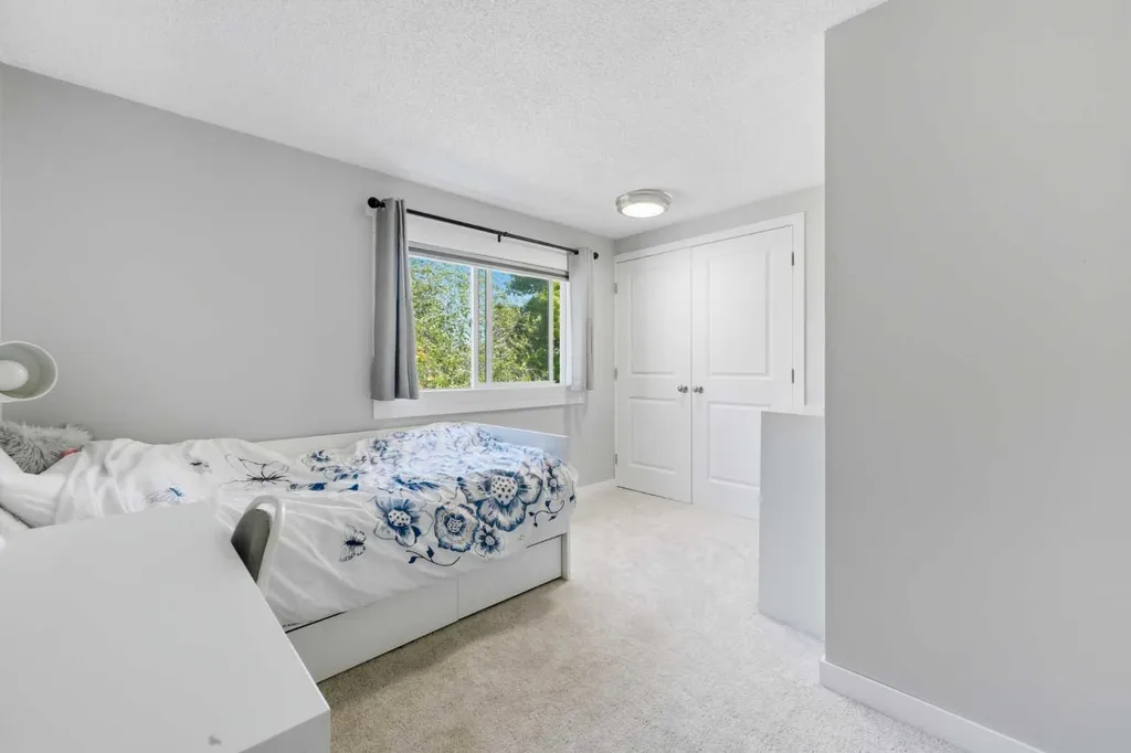 6 Mckernan Place SE Calgary AB T2Z 1T1