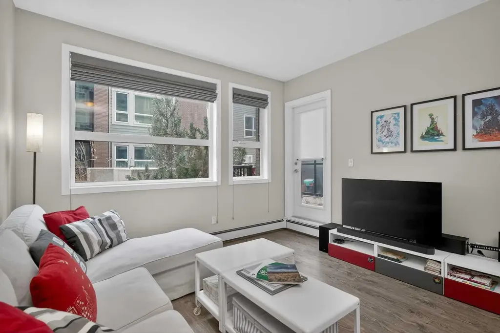 721 4 Street NE Calgary AB T2E 3S7