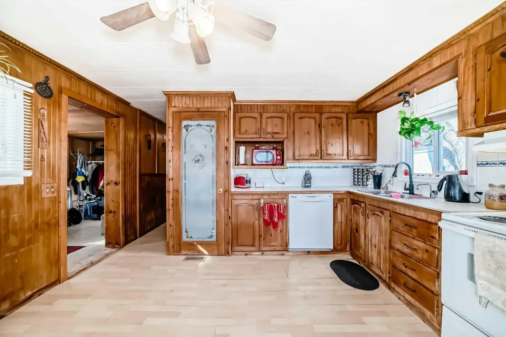 6724 17 Avenue SE Calgary AB T2A 0W5