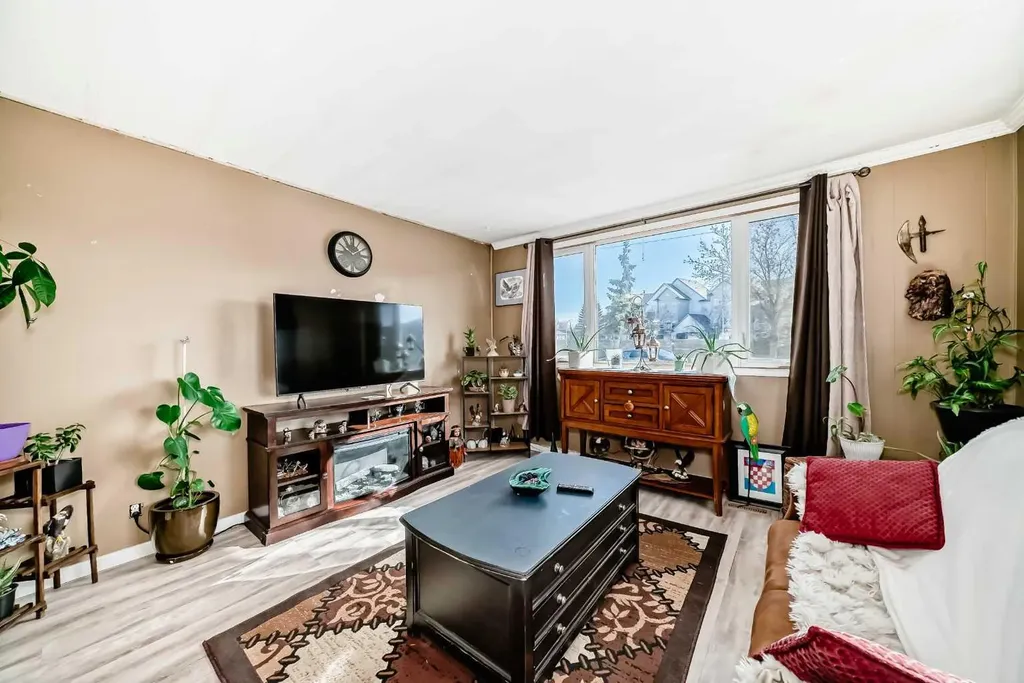 6724 17 Avenue SE Calgary AB T2A 0W5