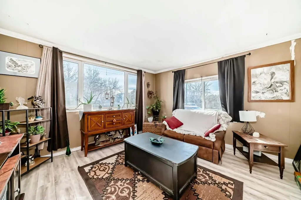 6724 17 Avenue SE Calgary AB T2A 0W5