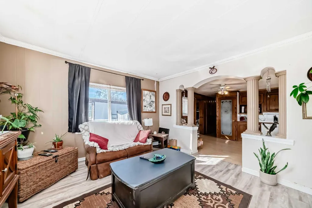 6724 17 Avenue SE Calgary AB T2A 0W5