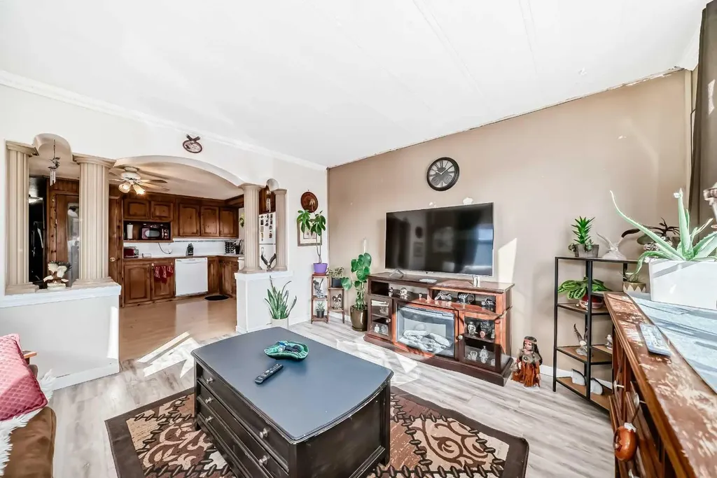 6724 17 Avenue SE Calgary AB T2A 0W5