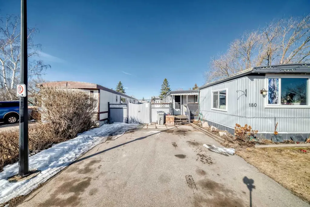 6724 17 Avenue SE Calgary AB T2A 0W5