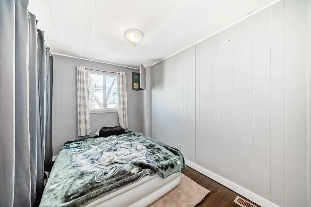 6724 17 Avenue SE Calgary AB T2A 0W5