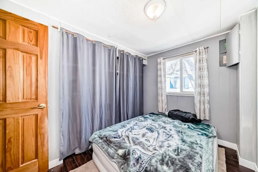 6724 17 Avenue SE Calgary AB T2A 0W5