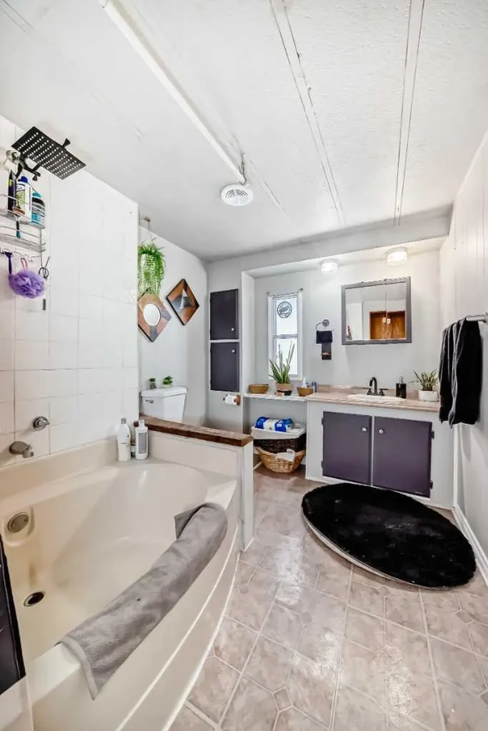 6724 17 Avenue SE Calgary AB T2A 0W5