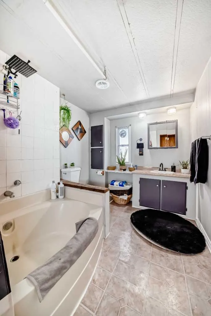 6724 17 Avenue SE Calgary AB T2A 0W5