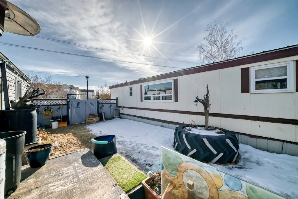 6724 17 Avenue SE Calgary AB T2A 0W5
