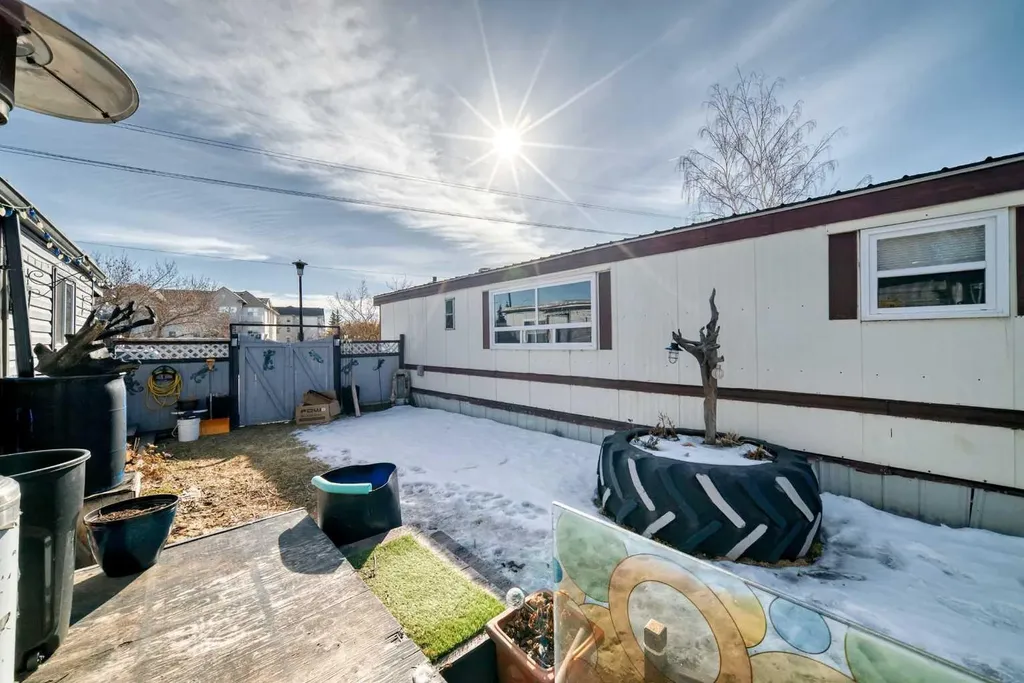 6724 17 Avenue SE Calgary AB T2A 0W5