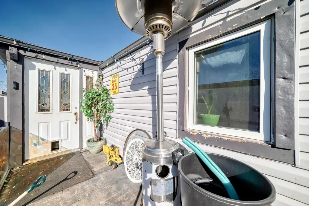 6724 17 Avenue SE Calgary AB T2A 0W5