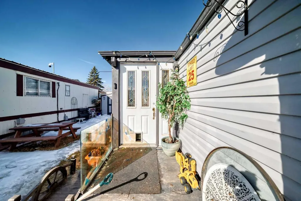 6724 17 Avenue SE Calgary AB T2A 0W5