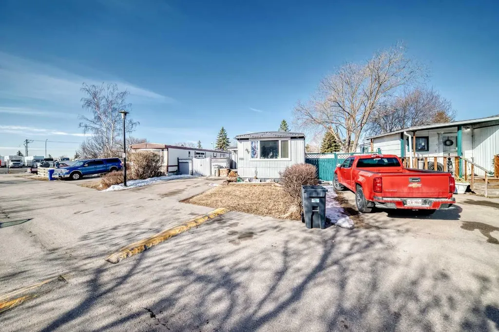 6724 17 Avenue SE Calgary AB T2A 0W5