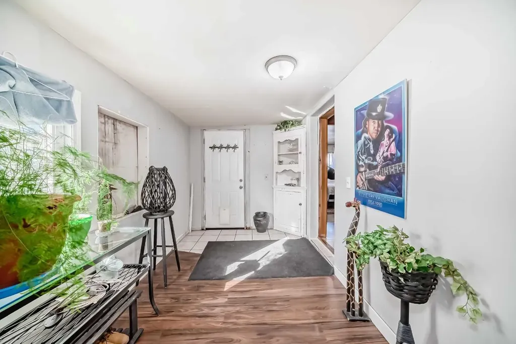 6724 17 Avenue SE Calgary AB T2A 0W5