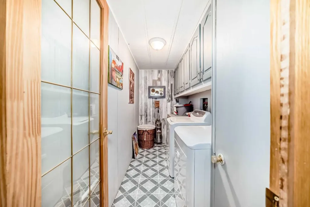 6724 17 Avenue SE Calgary AB T2A 0W5