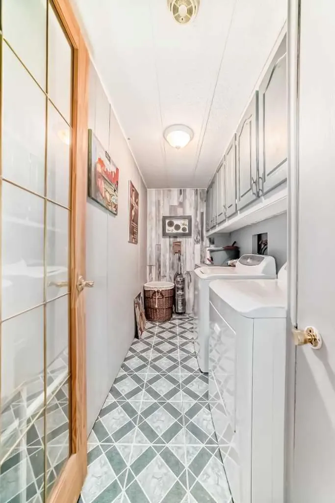 6724 17 Avenue SE Calgary AB T2A 0W5