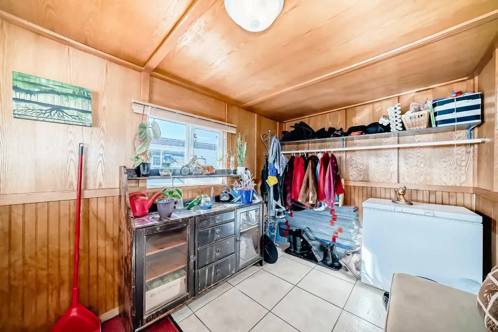 6724 17 Avenue SE Calgary AB T2A 0W5