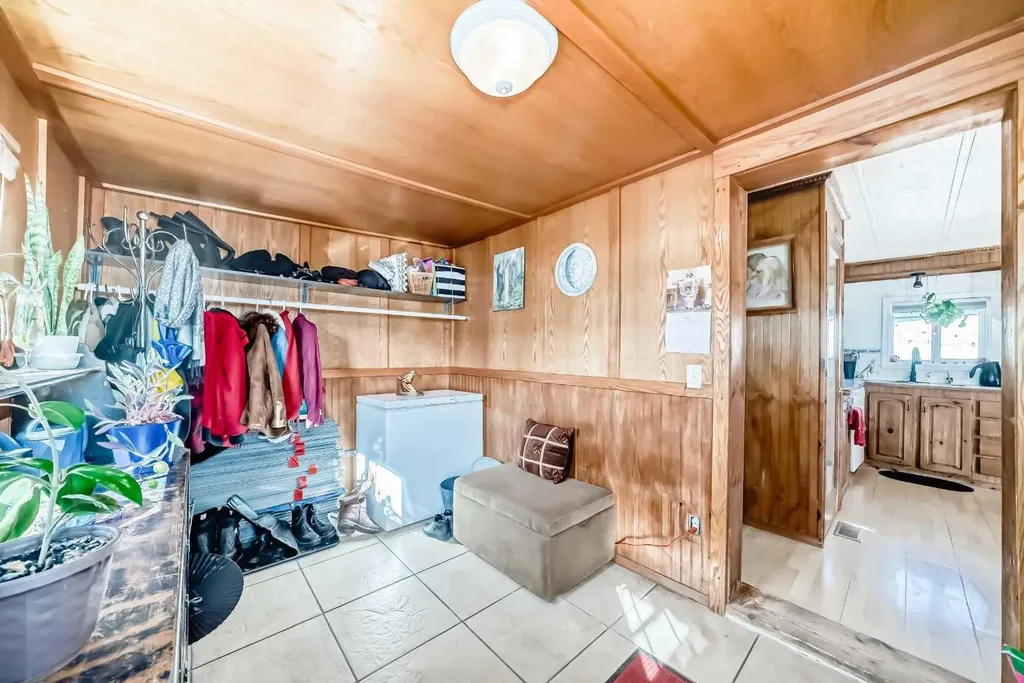 6724 17 Avenue SE Calgary AB T2A 0W5